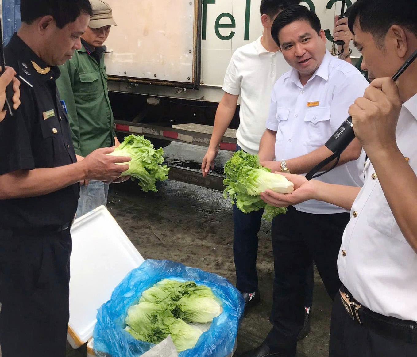 Gỡ vướng cho doanh nghiệp, không buông an toàn thực phẩm - Ảnh 3. Gỡ vướng cho doanh nghiệp, không buông an toàn thực phẩm - Ảnh 3.