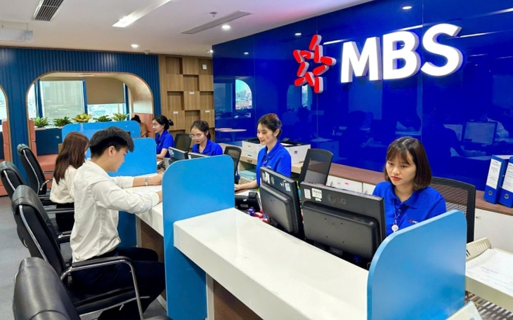 Chứng khoán 9-4: Thị trường bùng nổ, nhà đầu tư đang giữ 100% tiền mặt nên làm gì? - Ảnh 2.